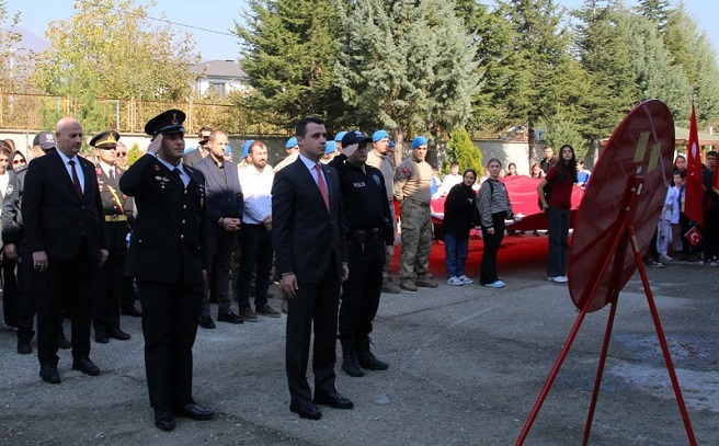 Cumhuriyetimizin Kuruluşunun 101. Yılı Münasebetiyle Çelenk Sunma Töreni Gerçekleştirildi.